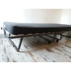 Logeerbed