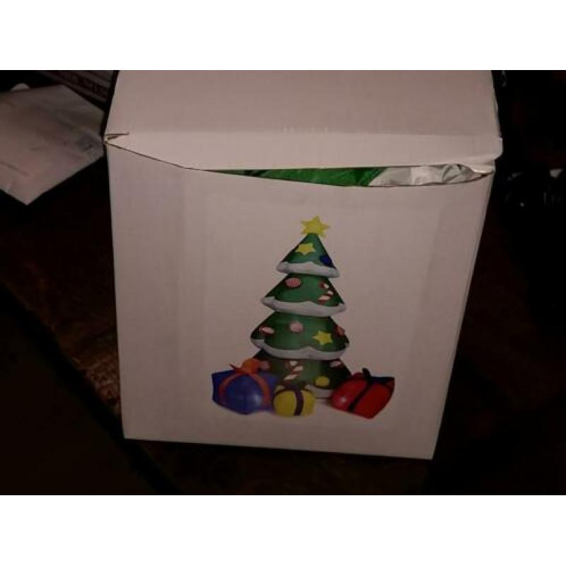 Grote, opblaasbare Kerstboom met cadeautjes 210 cm