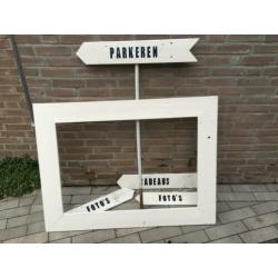 Houten fotoframe en wegwijzers/pijlen