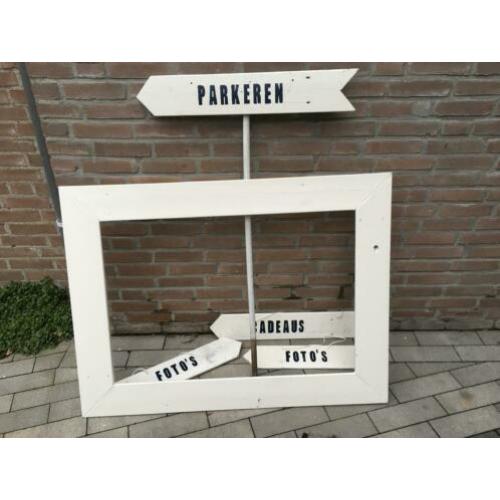 Houten fotoframe en wegwijzers/pijlen