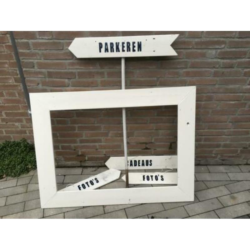 Houten fotoframe en wegwijzers/pijlen