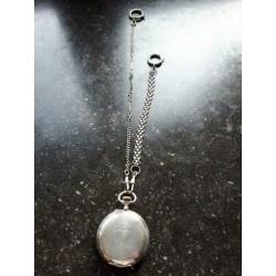 Remontoir Zakhorloge zilver met 2 kettingen.