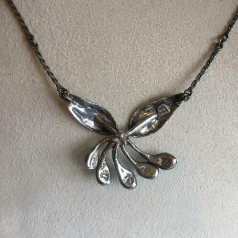 Zilveren ketting met blauwe steentjes