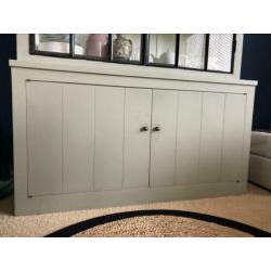 Buffetkast warm grijs met stalen zwarte deuren vintage