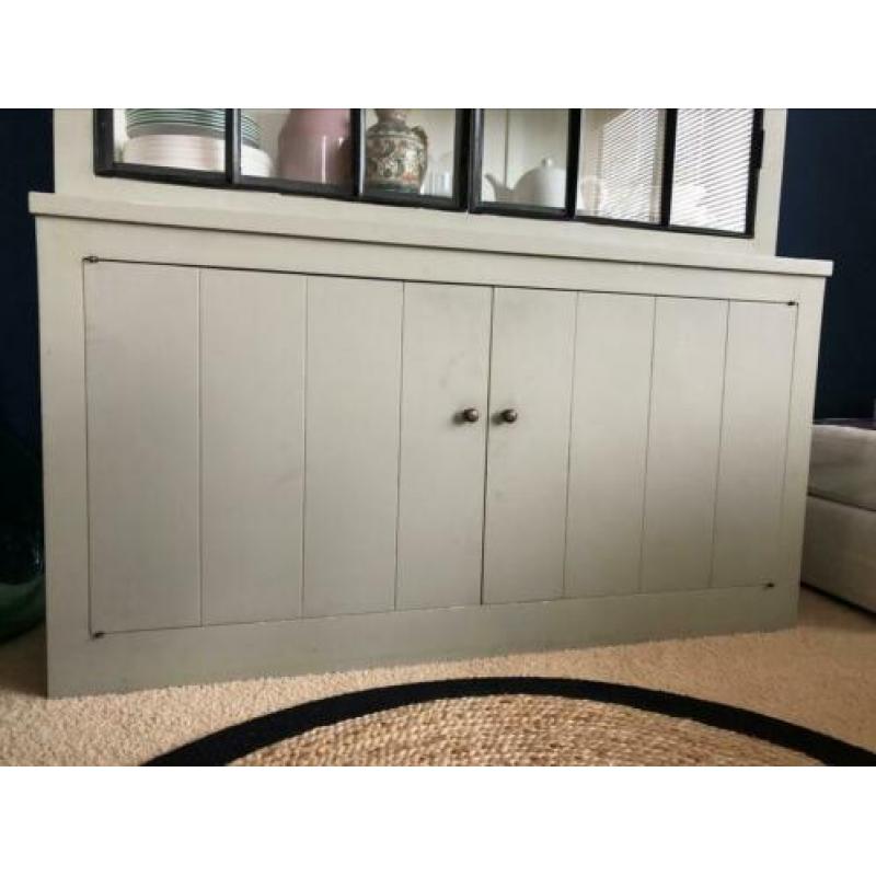 Buffetkast warm grijs met stalen zwarte deuren vintage