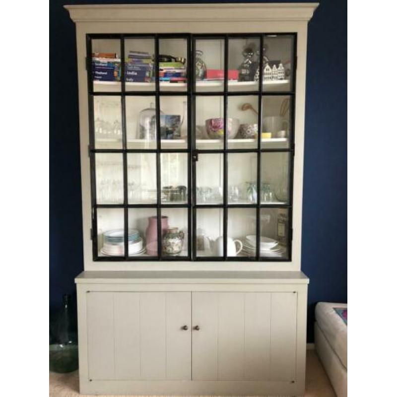 Buffetkast warm grijs met stalen zwarte deuren vintage