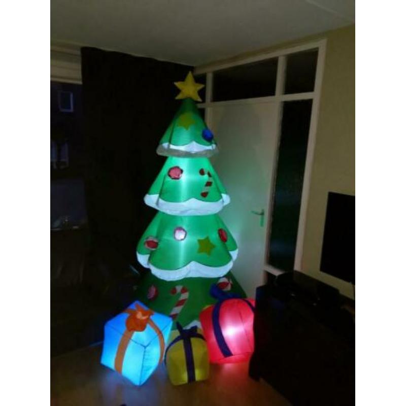 Grote, opblaasbare Kerstboom met cadeautjes 210 cm