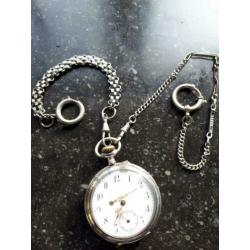Remontoir Zakhorloge zilver met 2 kettingen.