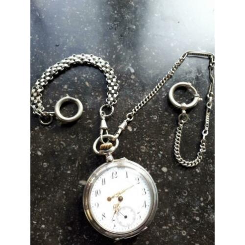 Remontoir Zakhorloge zilver met 2 kettingen.