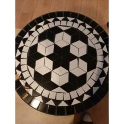 leuke tuintafel met lichte schade.