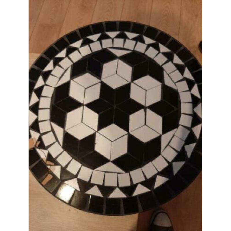 leuke tuintafel met lichte schade.