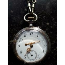 Remontoir Zakhorloge zilver met 2 kettingen.