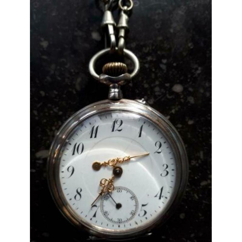 Remontoir Zakhorloge zilver met 2 kettingen.