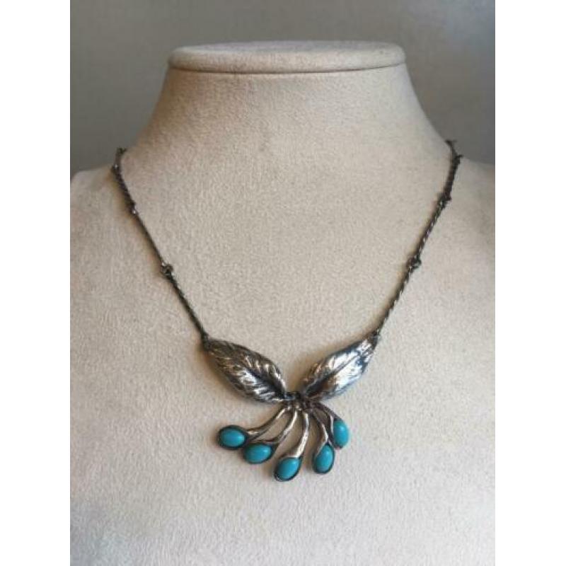 Zilveren ketting met blauwe steentjes