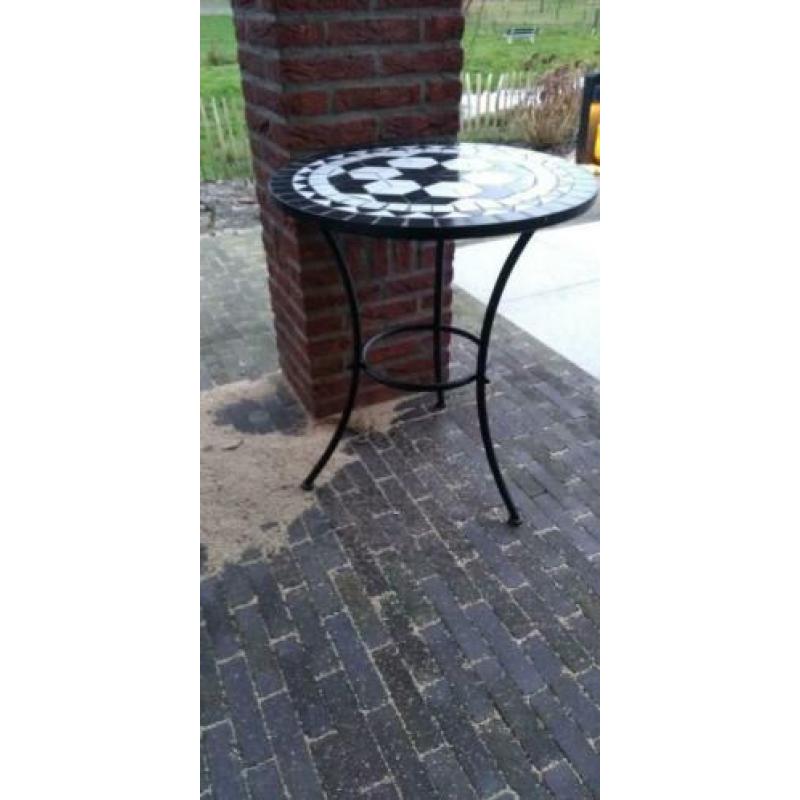 leuke tuintafel met lichte schade.