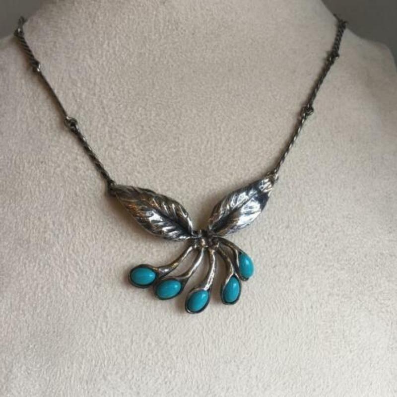 Zilveren ketting met blauwe steentjes