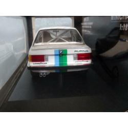 BMW E30 325i DTM 1986 Manthey #2 Minichamps 1:18 350 stuks