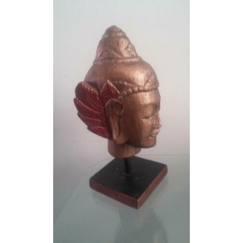 Prachtige houten buste van een Indonesische vrouw.