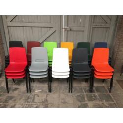 Witte kantinestoelen stapelstoelen wit kuipstoelen white