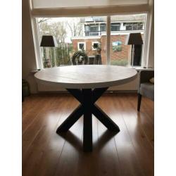 Riverwoods witte, houten eettafel, zwarte metalen spinpoot