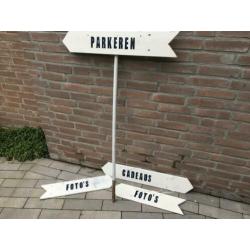 Houten fotoframe en wegwijzers/pijlen