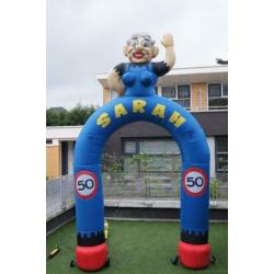 leuke Sarah opblaaspop arm omhoog en sjerp 3,5 meter hoog