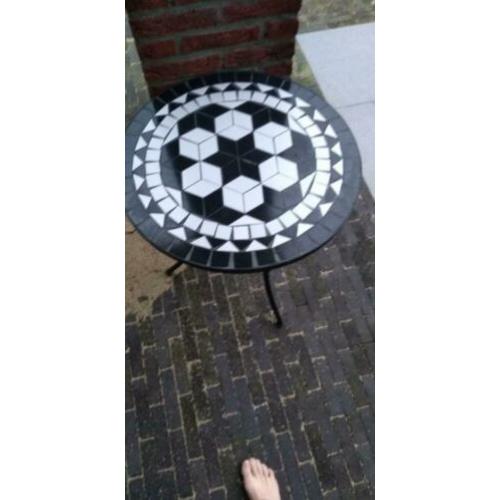 leuke tuintafel met lichte schade.