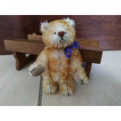 Deb Canham miniatuur beer minibeer mohair beertje teddybeer