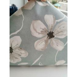 blauw/grijs behang met witte bloem