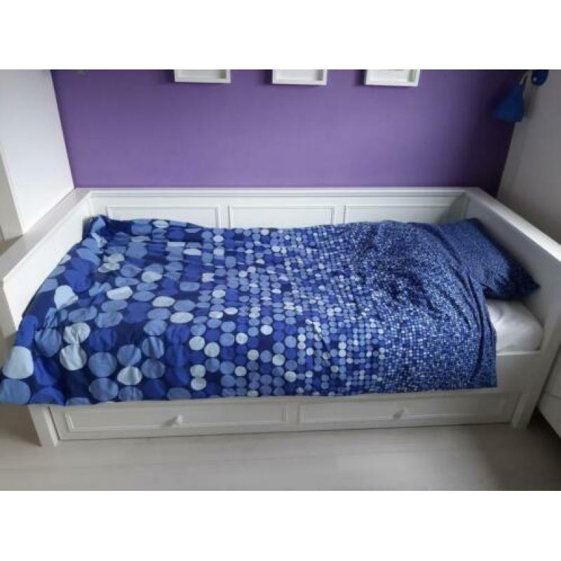 Wit 1 persoons bankbed met uitschuifbare lade