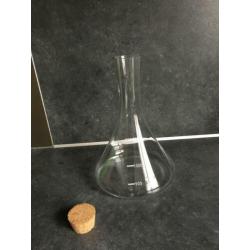 Fles met kurk maatbeker