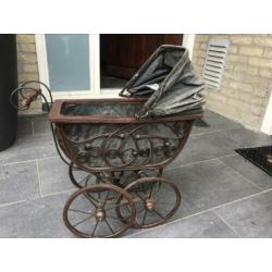 Antieke poppenwagen met pop