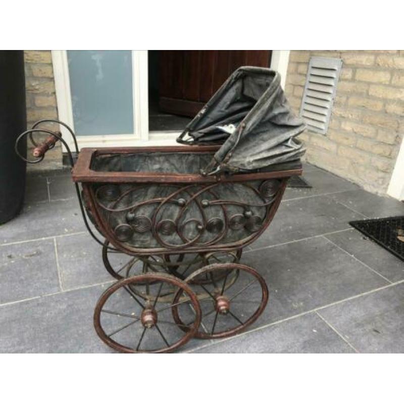 Antieke poppenwagen met pop