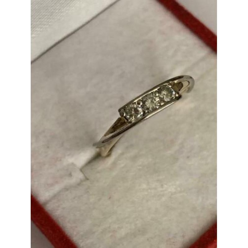 14 krt.geel/wit gouden rijring met 3 diamanten