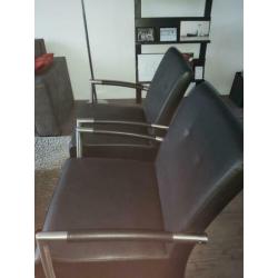 Twee fauteuils. Zwart kunstleer/metalen buizenframe