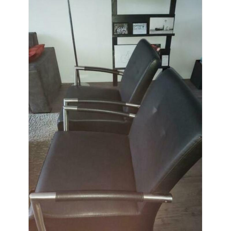 Twee fauteuils. Zwart kunstleer/metalen buizenframe