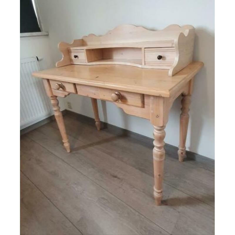 Bureau van massief grenen
