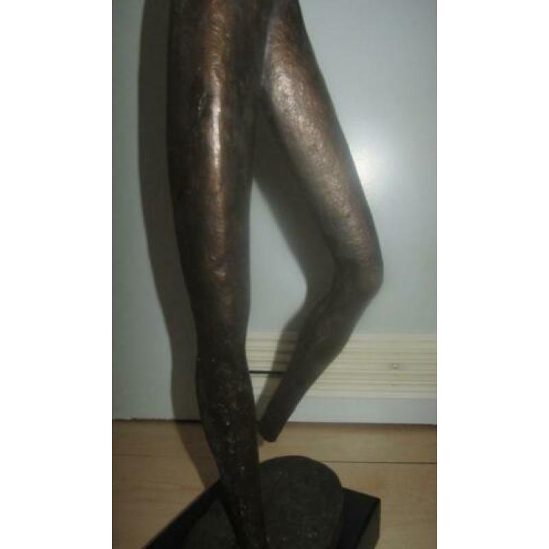 Sculptuur vrouw 80 cm.