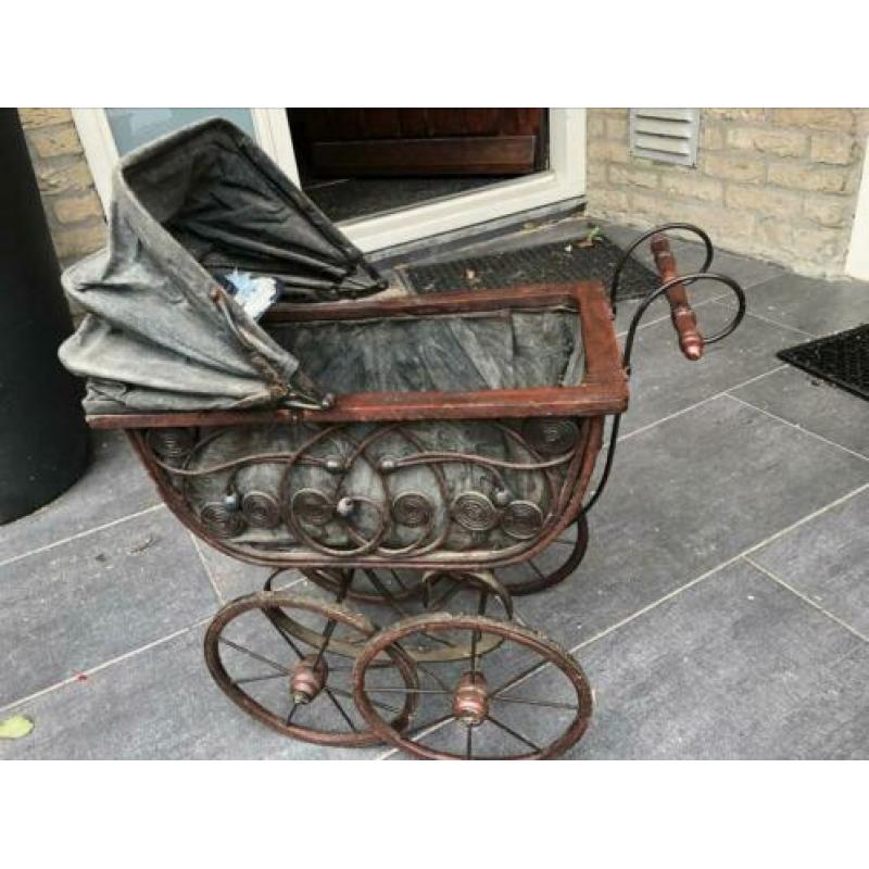 Antieke poppenwagen met pop
