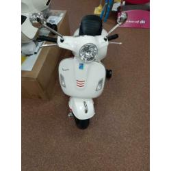 kinder scooter merk Vespa NIEUW