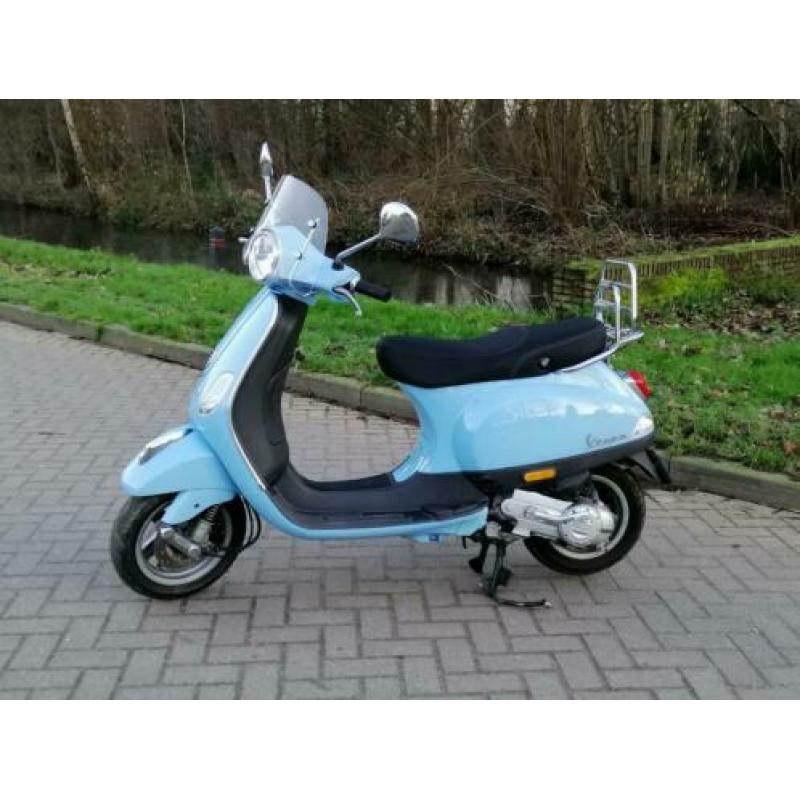 Heerlijk rijdende vespa lx 50 snor