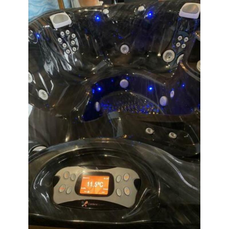 Caldera Spa Martinique showmodel Teak/Midnight 5 personen
