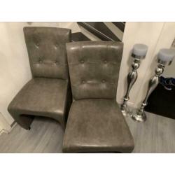 2 Grijzen huis stoelen zo goed als nieuw