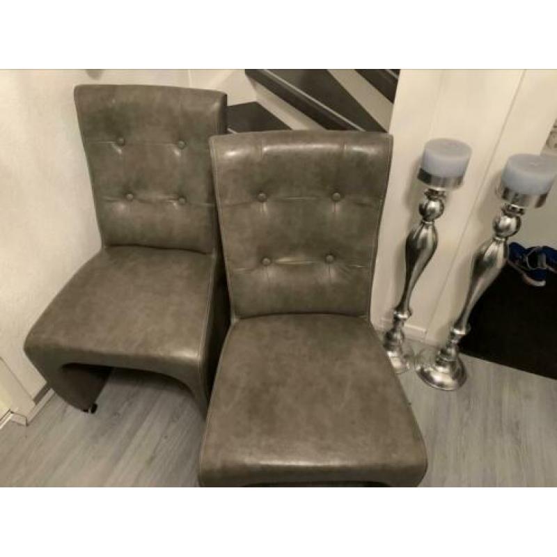 2 Grijzen huis stoelen zo goed als nieuw