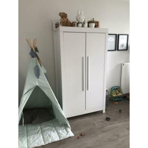 Complete kinderkamer (commode, kledingkast en junior bedje)