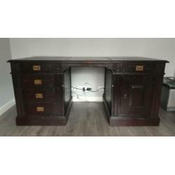 Klassiek houten bureau