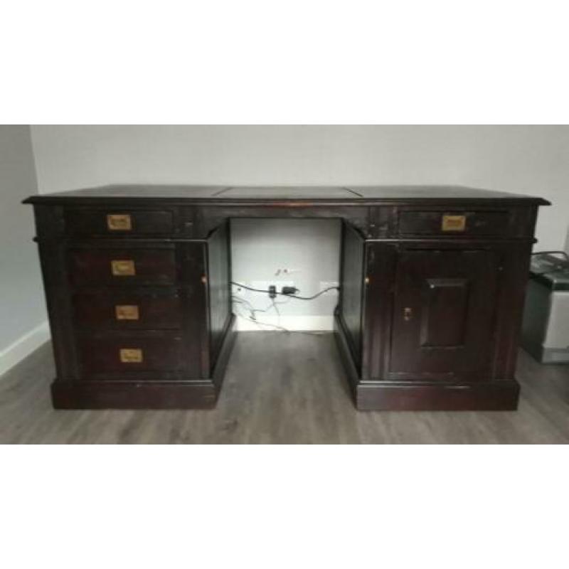Klassiek houten bureau