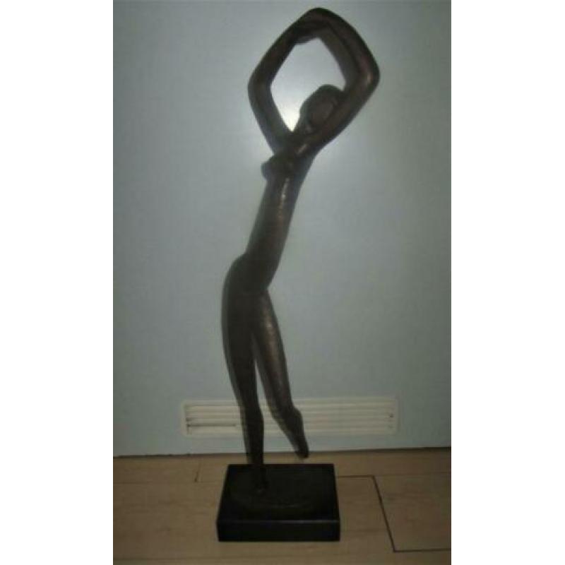 Sculptuur vrouw 80 cm.