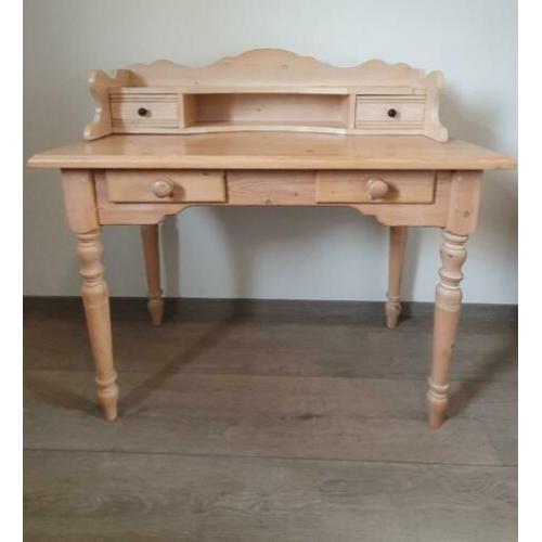 Bureau van massief grenen