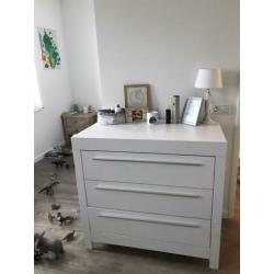 Complete kinderkamer (commode, kledingkast en junior bedje)